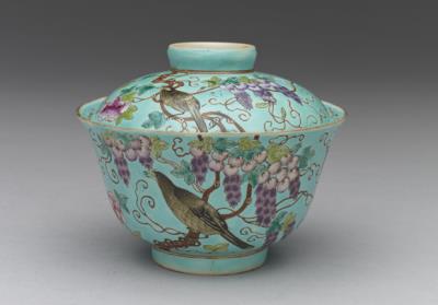 图片[2]-Lidded bowl in yangcai enamels with Chinese wisterias and birds decor on a turquoise blue ground, Qing dynasty, Daoguang reign (1821-1850)-China Archive